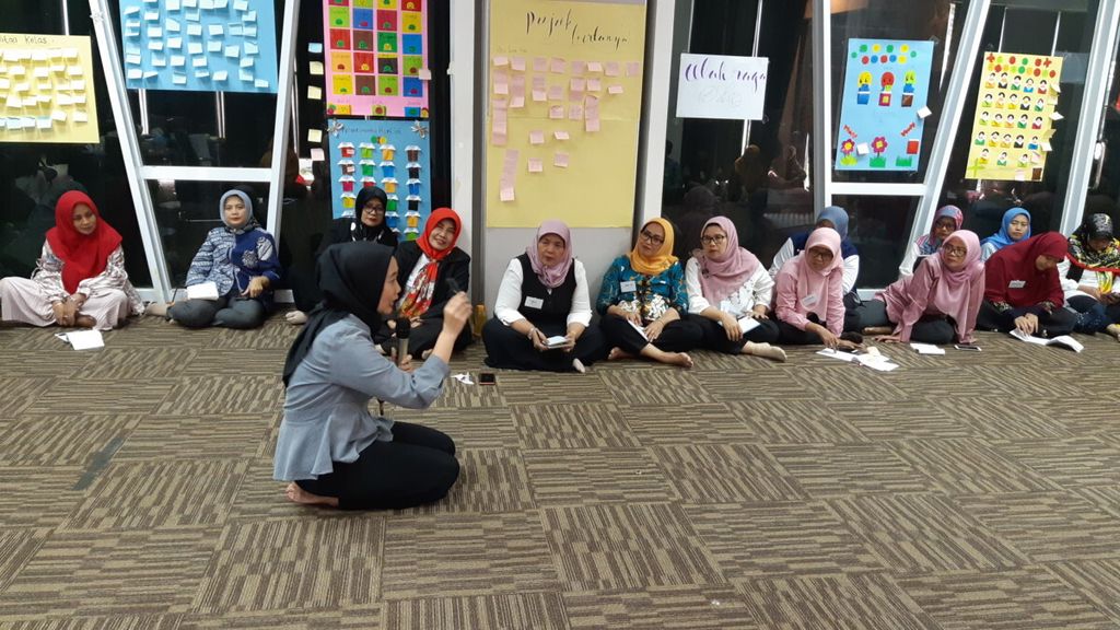Salah satu pendiri Gerakan Sekolah Menyenangkan, Novi Poespita Candra, memberi arahan kepada para guru dan kepala sekolah peserta lokakarya pendidikan di Tangerang Selatan, Jumat (14/12/2018).