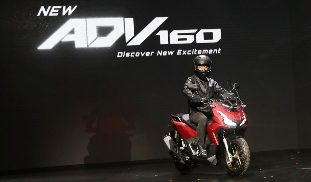 Kemunculan perdana Honda New ADV160 versi ABS pada peluncuran di Astra Honda Motor Safety Riding and Training Center di Cikarang, Jawa Barat, Rabu (29/6/2022). 