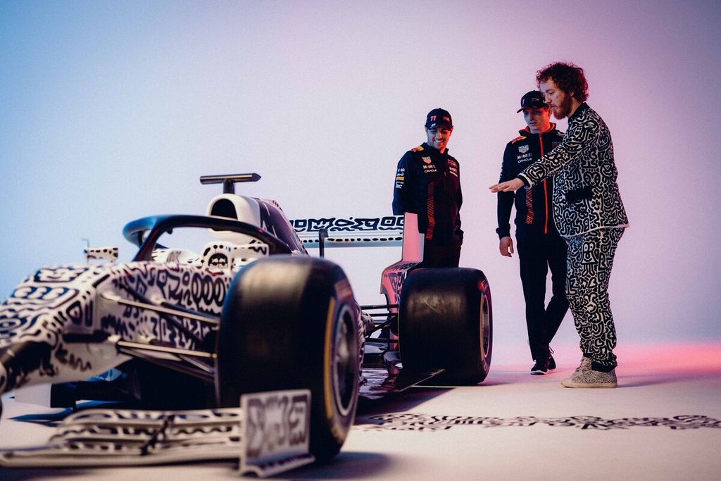 Dari kiri Sergio Perez dan Max Verstappen, bersama desainer Mr Doodle mengamati mobil pameran yang dilelang oleh Red Bull menjelang peluncuran mobil RB19 yang akan dipakai untuk balapan Formula 1 musim 2023 di Manhattan, New York, Amerika Serikat, Jumat (3/2/2023). Hasil lelang akan disumbangkan semuanya untuk yayasan Wings for Life.