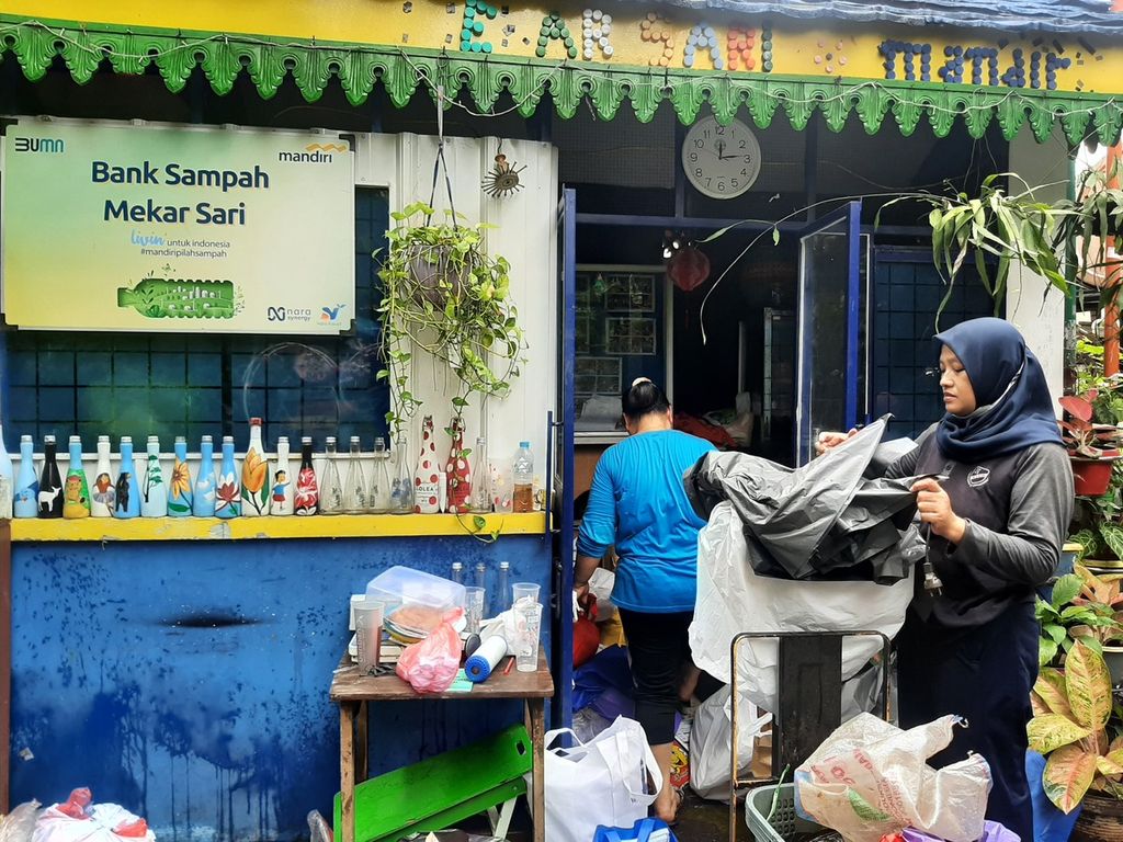 Aktivitas warga saat melakukan penimbangan sampah rumah tangga di Bank Sampah Mekar Sari, Jakarta, Rabu (1/02/2023).