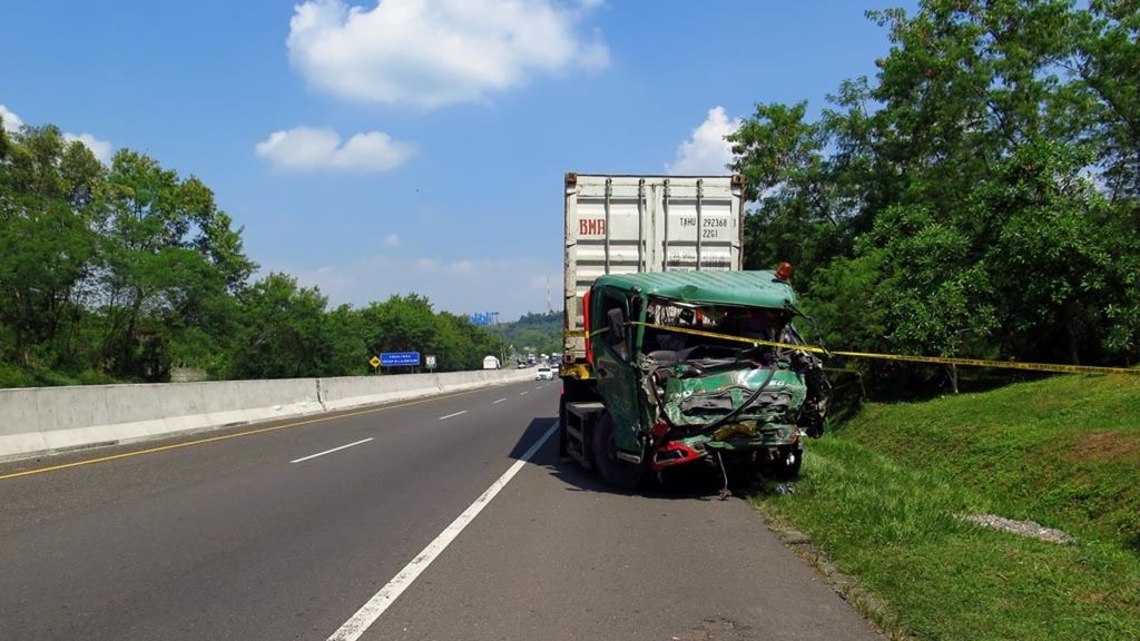 Sebuah truk tronton yang rusak akibat menabrak sejumlah kendaraan masih belum dievakuasi sekitar lokasi kejadian di Kilometer 91 Jalan Tol Purbaleunyi, Kabupaten Purwakarta, Jawa Barat, Jumat (19/5/2017).