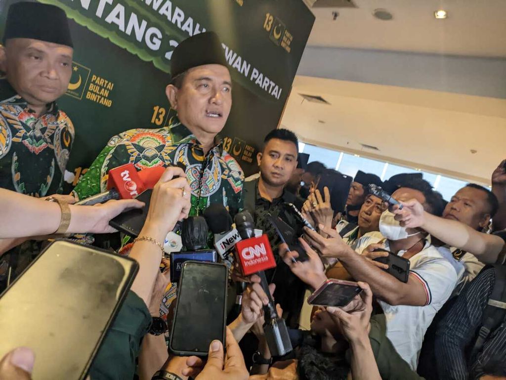 Ketua Umum Partai Bulan Bintang Yusril Ihza Mahendra memberikan keterangan pers seusai Rapat Koordinasi Nasional PBB di Jakarta, Rabu (11/1/2023).