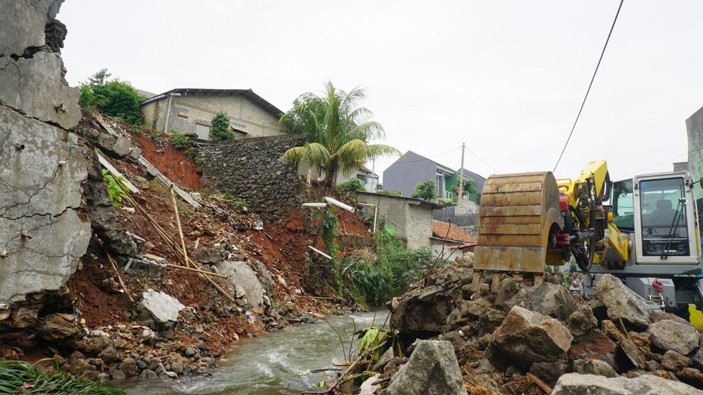 Alat berat dikerahkan untuk membersihkan puing-puing reruntuhan turap di sempadan Kali Jantung, Kelurahan Sukamaju, Kecamatan Cilodong, Depok, pertengahan Februari 2020.  
