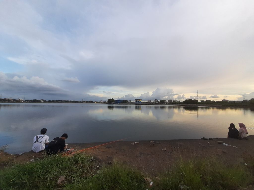 Some residents have activities such as fishing and relaxing on the edge of the Tunggu Pampang Reservoir, Manggala District, Makassar City, South Sulawesi, Tuesday (21/3/2023) afternoon.