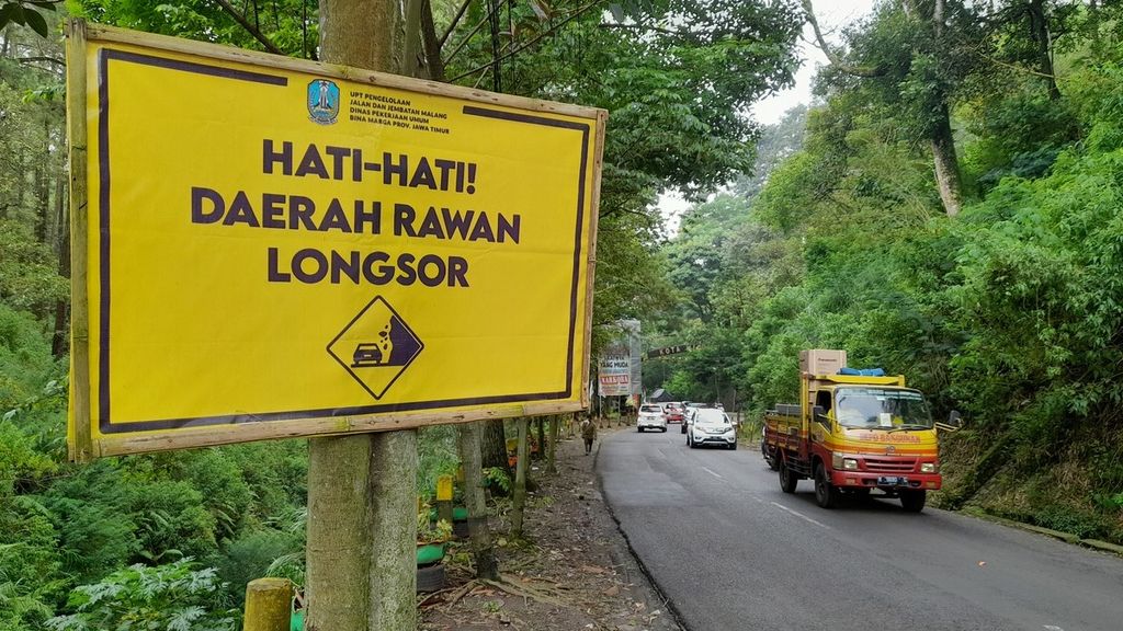 Kendaraan melintas di salah satu daerah rawan longsor, Kelurahan Songgokerto, Kecamatan Batu, Kota Batu, Jawa Timur, Selasa (28/2/2023). Ini merupakan jalan utama Malang-Kediri.