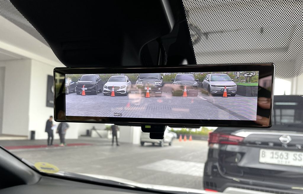 Layar spion dalam mobil bertenaga baterai murni Nissan Leaf adalah proyeksi dari kamera belakang.