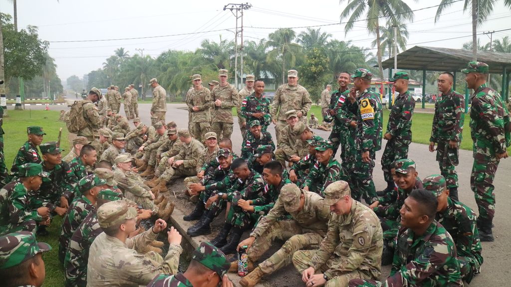 Prajurit TNI dan tentara Amerika Serikat berkumpul bersama membicarakan berbagai hal dalam rangkaian Super Garuda Shield 2022 di Puslatpur Baturaja, Ogan Komering Ulu Timur, Sumatera Selatan, Rabu (3/8/2022).