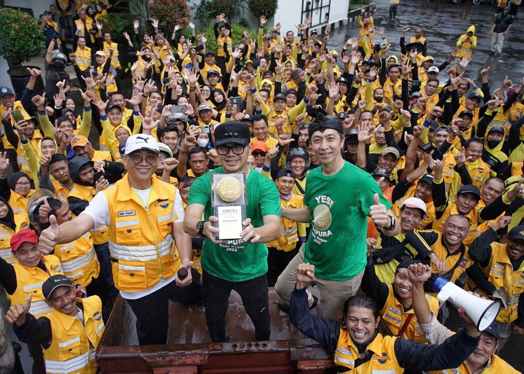 Wali Kota Bogor Bima Arya dan wakilnya, Dedie A Rachim, mempersembahkan piala Adipura untuk pasukan kuning atau petugas kebersihan Kota Bogor.
