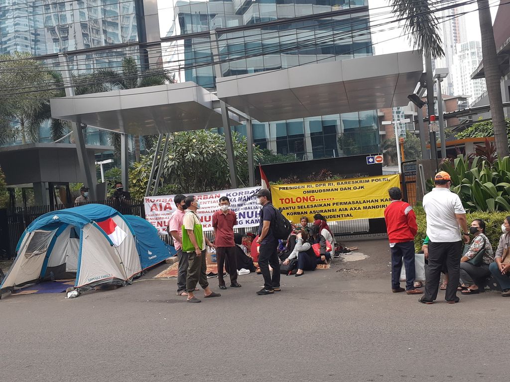 Komunitas Korban Asuransi berunjuk rasa hingga mendirikan tenda untuk bermalam di depan kantor Prudential, Jalan Sudirman, Jakarta, Senin (17/1/2022). 