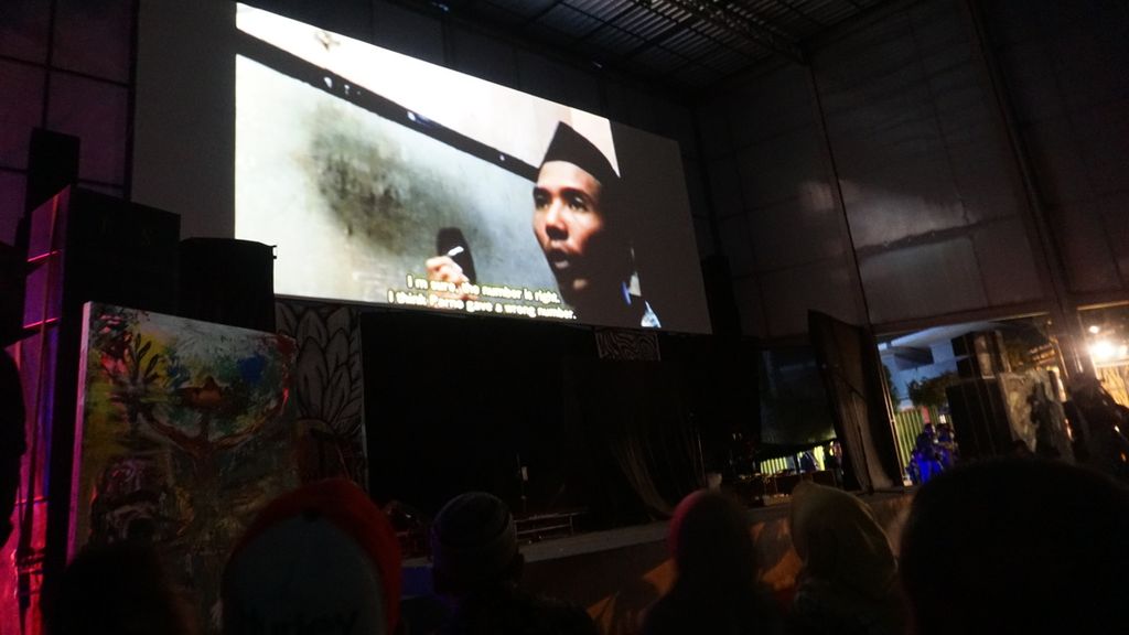 Film pendek <i>Peronika</i> diputar di Bioskop Misbar Purbalingga di Taman Usman Janatin City Park, Purbalingga, Jawa Tengah, Jumat (6/3/2020) malam.