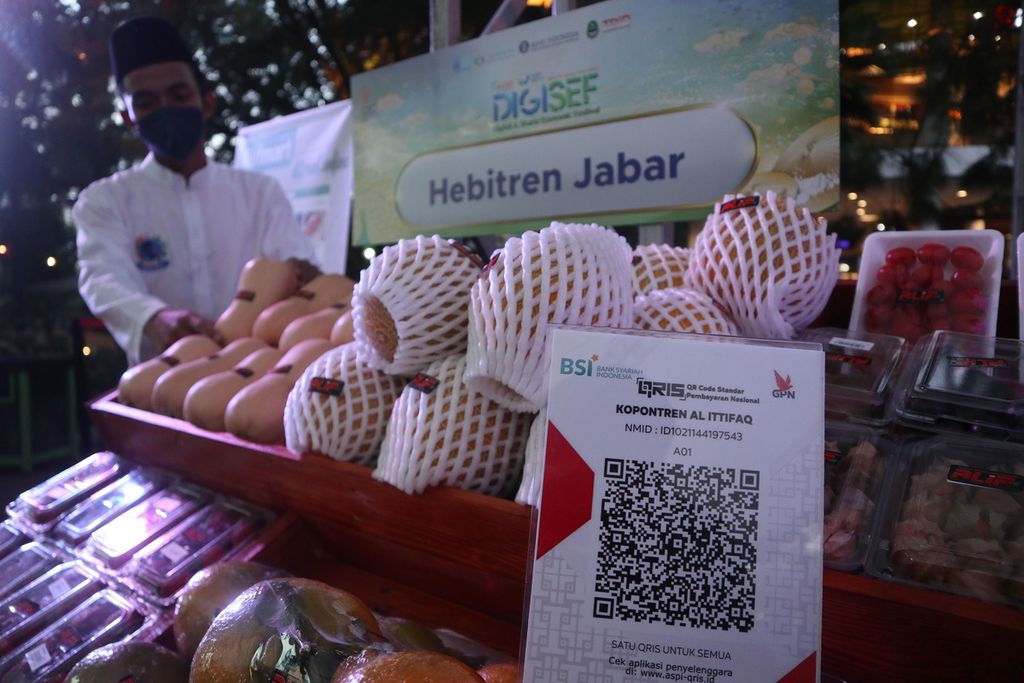 Sistem pembayaran nontunai diterapkan untuk membeli produk agrobisnis dari sejumlah pondok pesantren dalam Digital and Sharia Economic Festival di Cihampelas Walk, Kota Bandung, Jawa Barat, Jumat (2/9/2022).