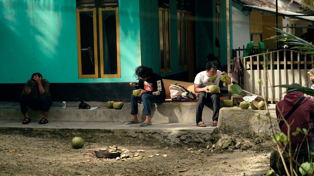 Warga menikmati kelapa hijau di Desa Ciliang, Kecamatan Parigi, Kabupaten Pangandaran, Jawa Barat, Rabu (10/8/2022). 