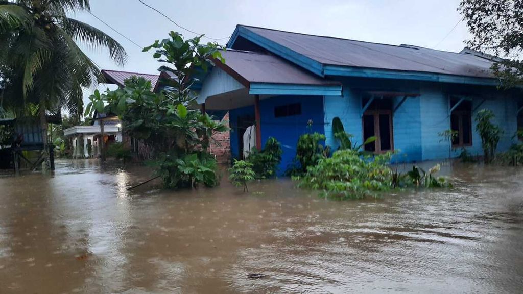 Situasi banjir yang merendam empat desa dan kelurahan di Kabupaten Paser, Kalimantan Timur, Jumat (22/4/2022). Sedikitnya 1.700 jiwa terdampak banjir dengan genangan 30 sentimeter sampai 1 meter.