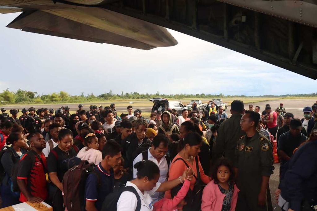 Sebanyak 261 warga Yahukimo "menumpang" pesawat Hercules milik TNI AU dari Bandara Nop Goliat, Yahukimo, pada Kamis (16/3/2023). Polda Papua membantah warga ini terbang ke Jayapura karena mengungsi, tetapi karena keperluan lain yang mendesak. Selama sepekan terakhir, penerbangan komersil di Yahukimo terhenti setelah aksi teror penembakan pesawat Trigana Air.