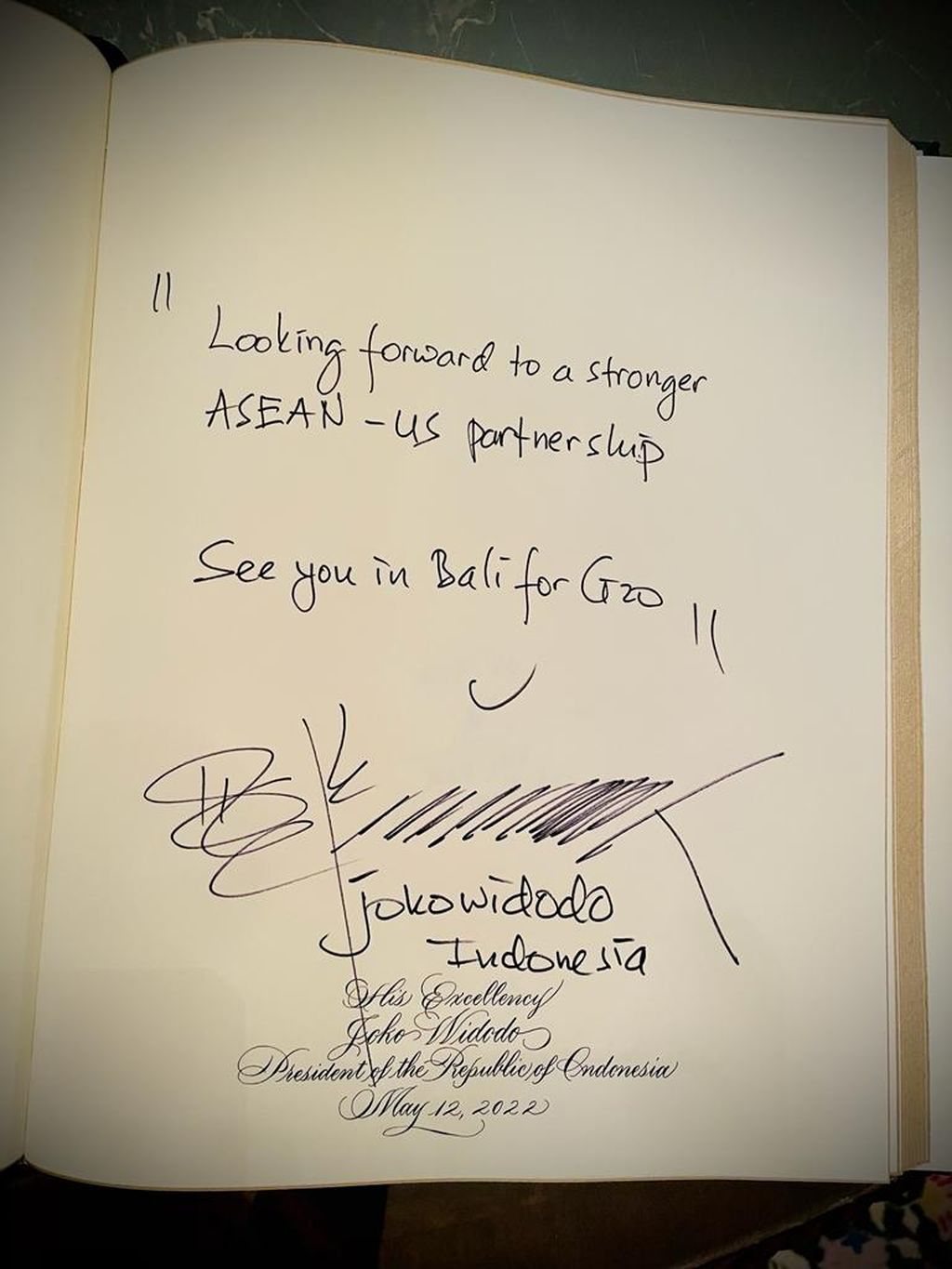Tulisan dan tanda tangan Presiden Joko Widodo yang ditorehkannya saat menghadiri jamuan santap malam antara pemimpin negara ASEAN dan Presiden Amerika Serikat Joe Biden di Gedung Putih, Washington DC, Kamis (12/5/2022) waktu setempat.