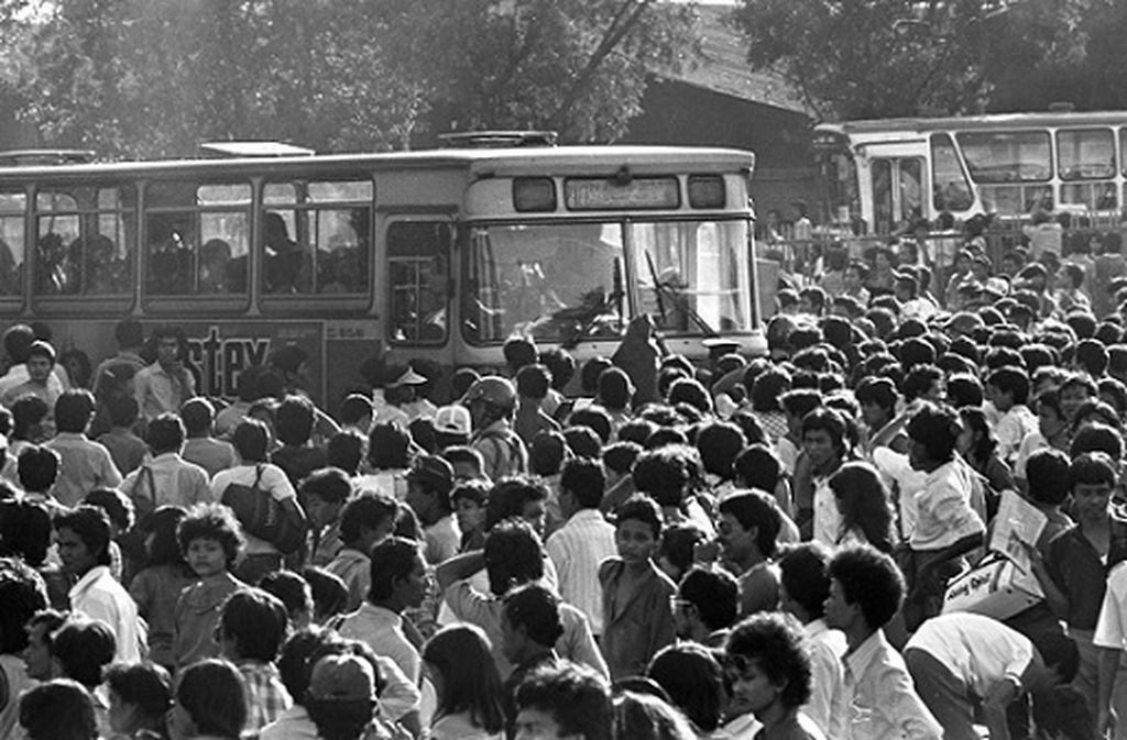 Terminal bis Pulo Gadung hari Kamis (28/6/1984) dipadati warga Jakarta yang ingin mudik. Walau demikian pengaturan yang baik disertai pengalaman tahun-tahun lalu, dapat mengendalikan luapan tersebut. Untuk memenuhi permintaan penumpang yang bertambah, kemaren dikerahkan 50 lagi bis PPD.