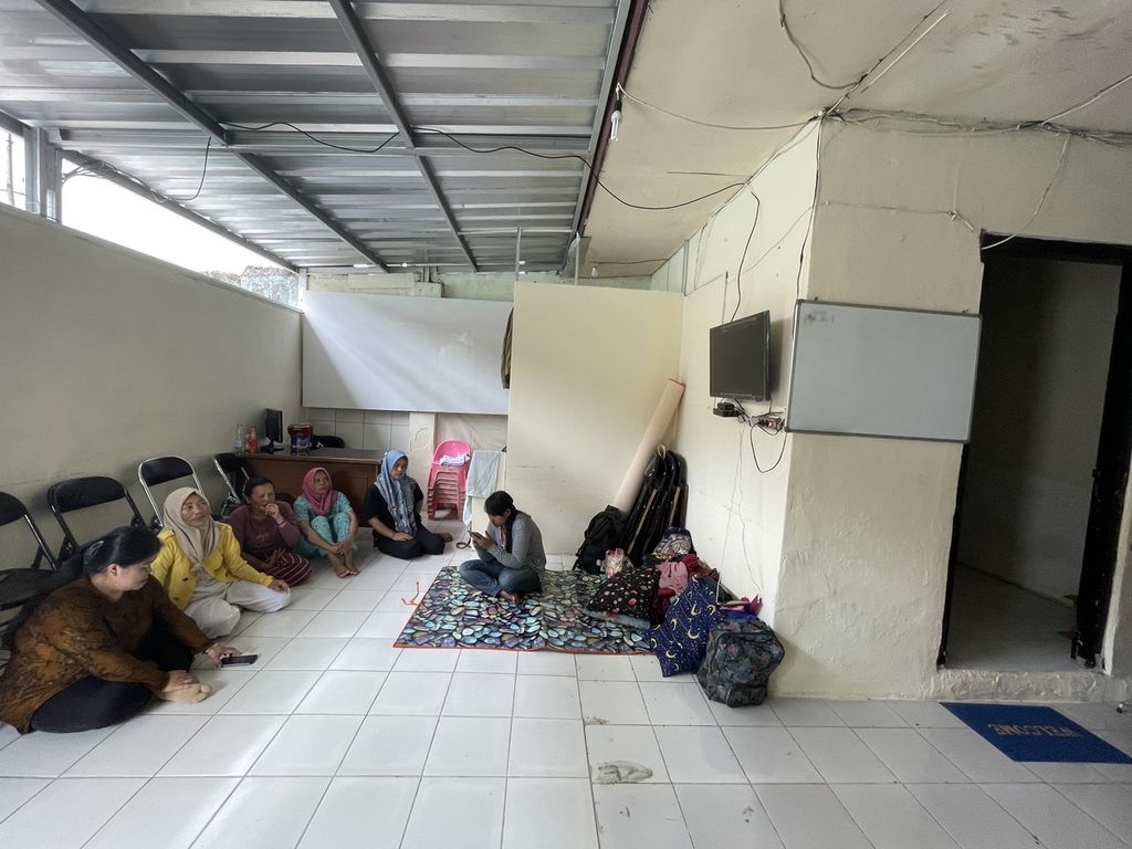 Para pekerja rumah tangga infal menunggu permintaan dari pengguna jasa di kantor Yayasan Bu Gito, di Cilandak, Jakarta Selatan, Minggu (1/4/2023).