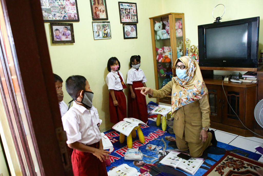 Antusias siswa kelas 1 SD Negeri Cipadu 03 saat mengikuti pelajaran di rumah salah seorang siswa di kawasan Pondok Aren, Tangerang Selatan, Selasa (1/9/2020). 