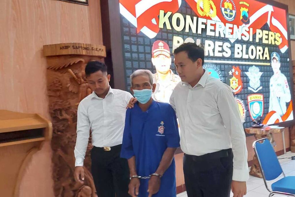 Polisi menghadirkan S, pelaku pemerkosaan terhadap anak kandungnya, dalam koferensi pers di Kantor Kepolisian Resor Blora, Jawa Tengah, Senin (16/1/2023). S terancam hukuman 9 tahun penjara. 