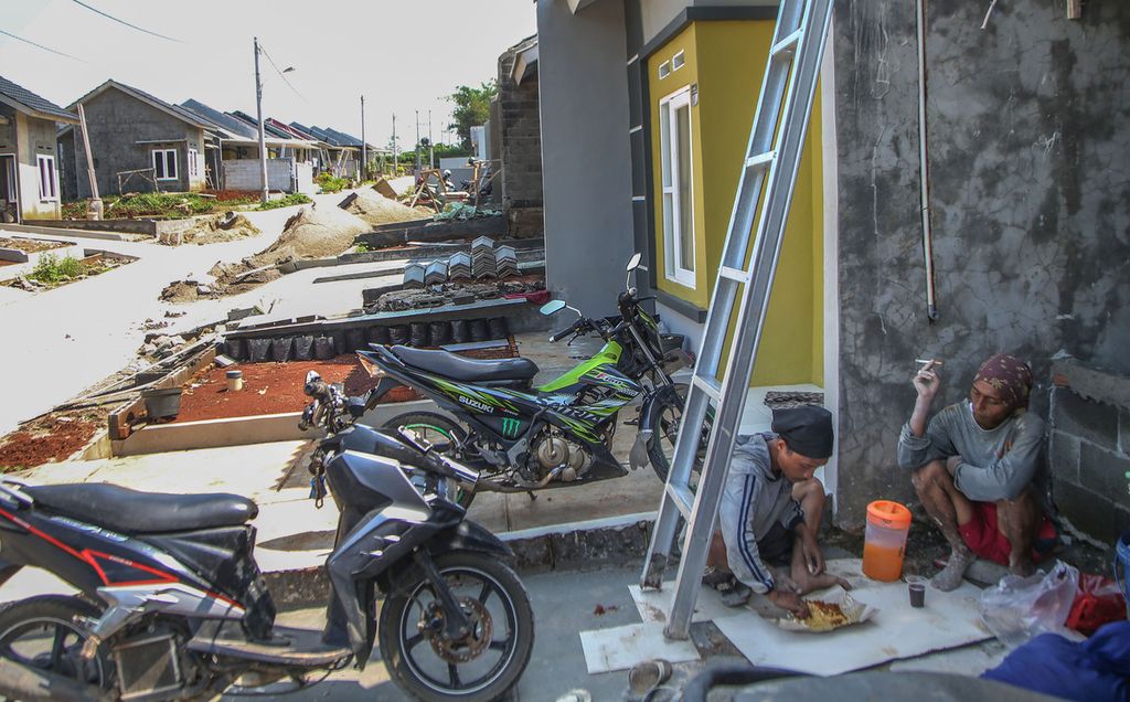 Pekerja beristirahat di sela-sela merampungkan pembangunan kompleks perumahan bersubsidi di kawasan Jampang, Bogor, Jawa Barat, Sabtu (12/6/2021). 