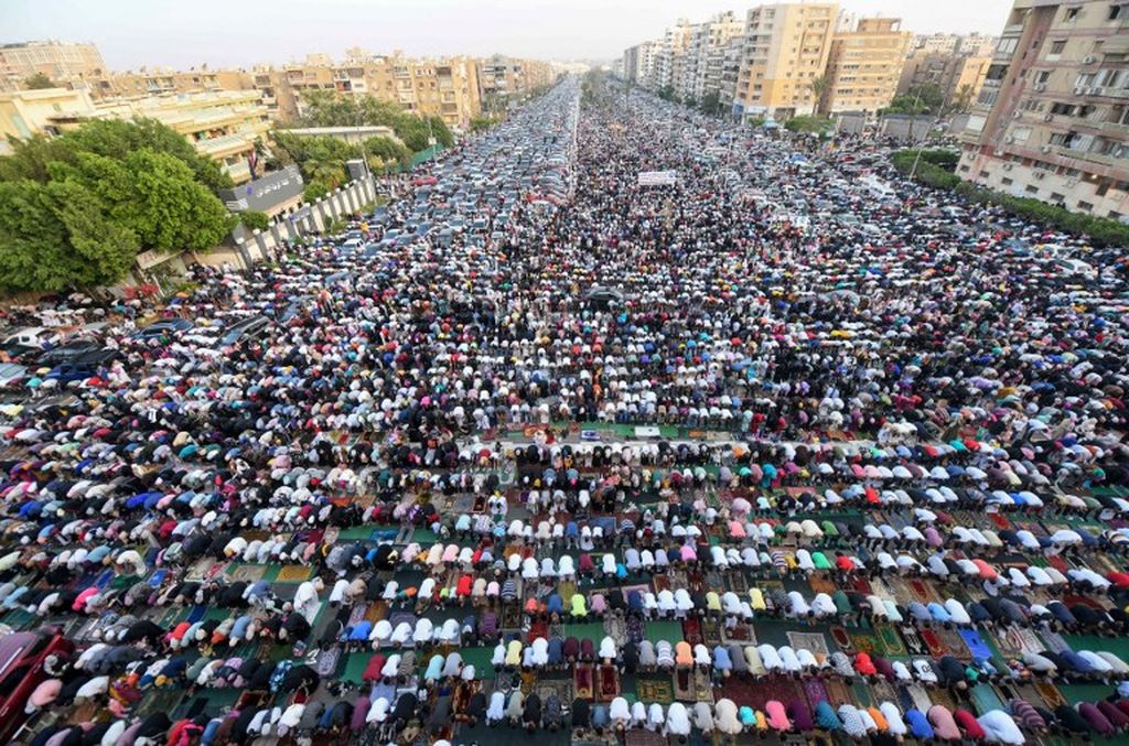 Umat Islam mengikuti salat Ied pada hari pertama Idul Fitri, yang menandai berakhirnya bulan suci Ramadhan di Heliopolis, di ibukota Mesir, Kairo, Senin, 2 Mei 2022. 