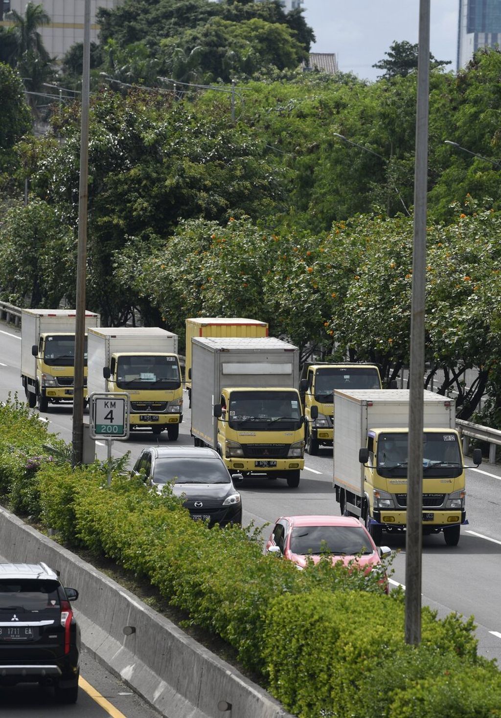 Truk pengangkut barang untuk jasa logistik melintas di Jalan Tol Jakarta-Tangerang di kawasan Kebon Jeruk, Jakarta Barat, Selasa (23/11/2021). 