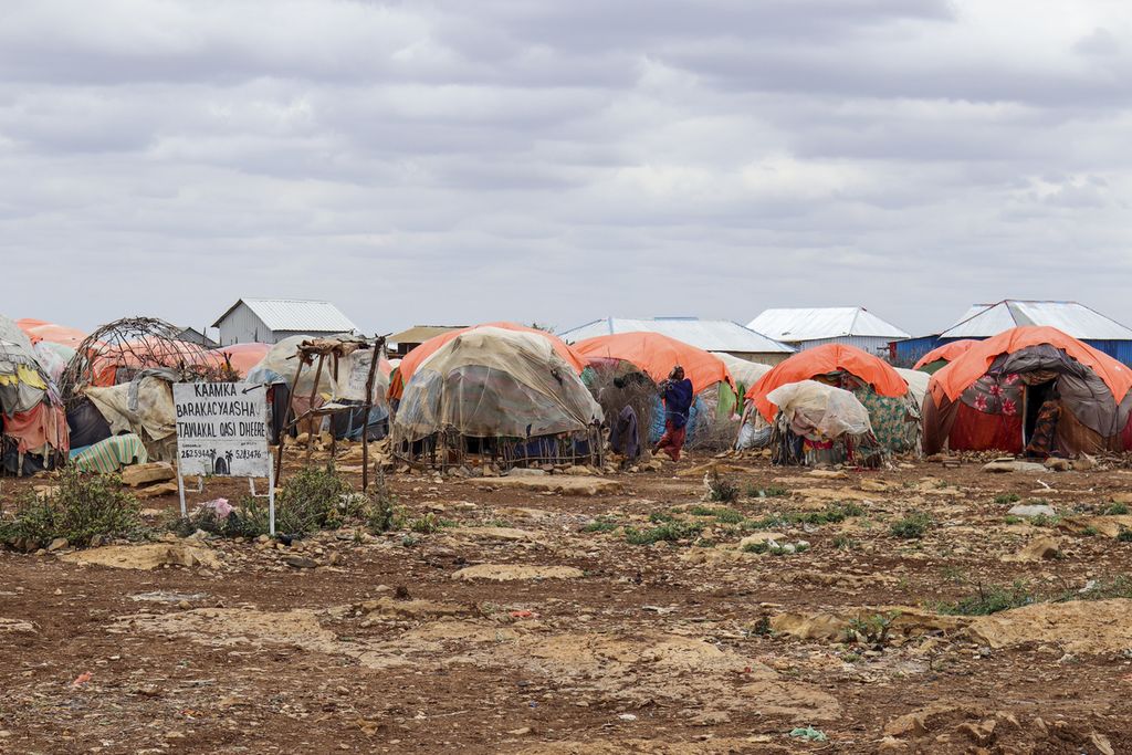 Foto yang diambil pada 12 Oktober 2022 memperlihatkan tenda-tenda para pengungsi internal Somalia di wilayah Baidoa, Somalia. Program Pangan Dunia (WFP) mengirimkan sejumlah bantuan untuk pengungsi yang kekurangan air bersih karena menghadapi kekeringan terburuk di tahun ini. Kekeringan ini menjadi yang terparah dihadapi Somalia dalam 4 dekade terakhir.