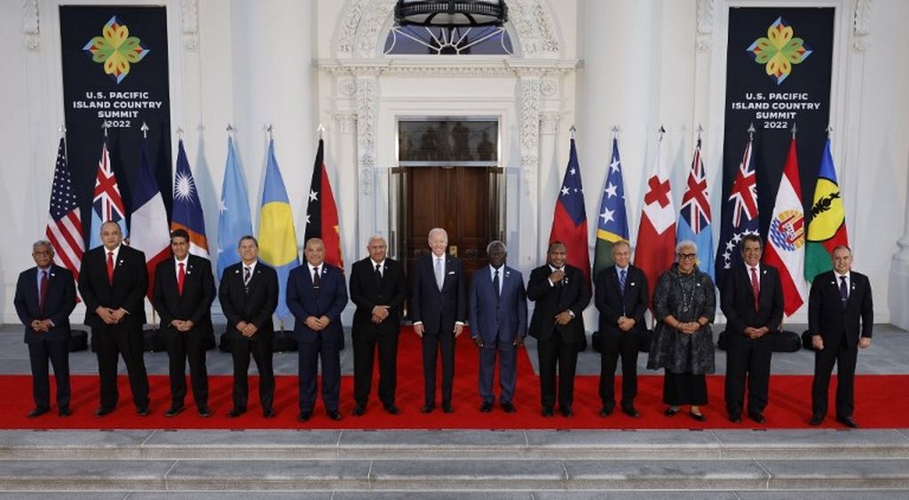 Presiden AS Joe Biden (tengah) dan para pemimpin dari kawasan Kepulauan Pasifik berfoto di Serambi Utara, Gedung Putih, 29 September 2022 di Washington, DC. 