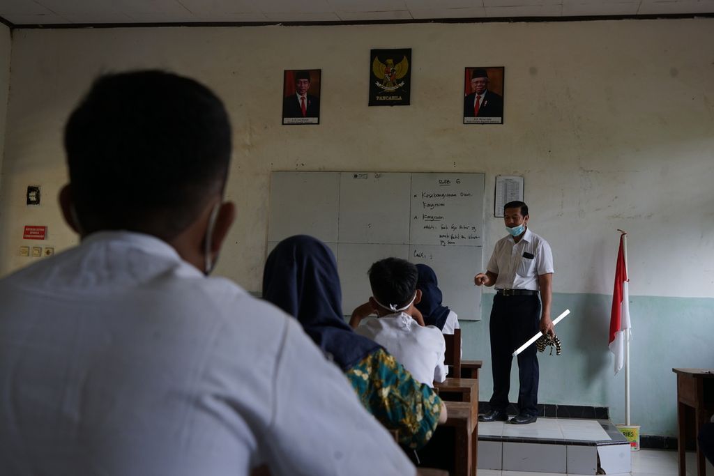 Siswa-siswi SMPN 19 Kendari, Sulawesi Tenggara, mengikuti pembelajaran tatap muka, Rabu (6/1/2021). Tiga sekolah menengah di Kendari telah melakukan proses belajar-mengajar di sekolah selama tiga hari terakhir. Di satu sisi, <i>positivity rate</i> di Kendari mencapai 31 persen.
