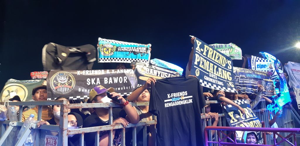 Penggemar Band Tipe-X memamerkan spanduk dan kaus yang menunjukkan identitas mereka di tengah acara konser Big Bang Jakarta 2022, di JIExpo Kemayoran, Jakarta Pusat, Sabtu (7/5/2022).
