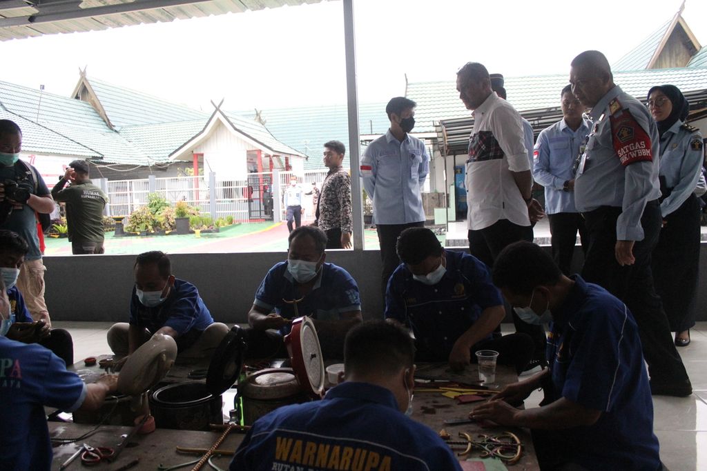 Wakil Menteri Hukum dan HAM Edward Omar Sharif Hiariej melihat kerajinan tangan getah nyatu buatan warga binaan Rumah Tahanan Negara Kelas II A Kota Palangkaraya, Kalimantan Tengah, Selasa (25/10/2022).