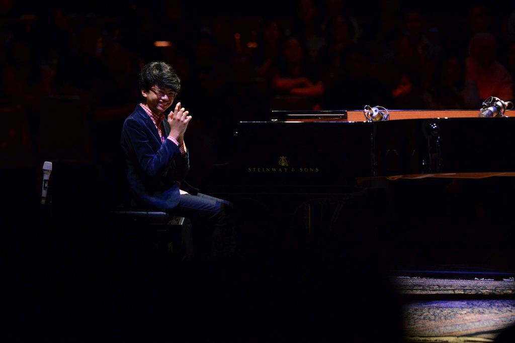 Pianis Joey Alexander tampil dalam konser bertajuk "A Night With Million of Imagination" di ICE BSD, Tangerang, Minggu (12/11/2017). 