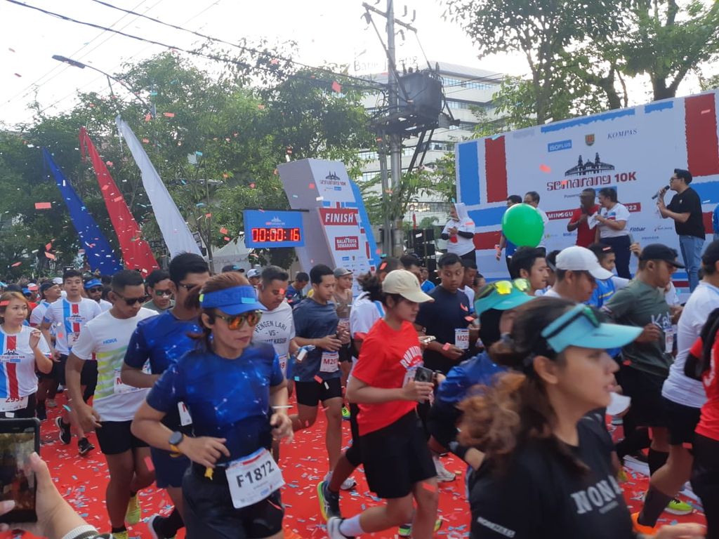 Ribuan peserta mulai berlari dalam lomba lari Semarang 10K Powered by Isoplus, Minggu (18/12/2022), di Kota Semarang, Jawa Tengah. Lomba lari sejauh 10 kilometer itu melewati sejumlah kawasan dan bangunan bersejarah di Semarang.