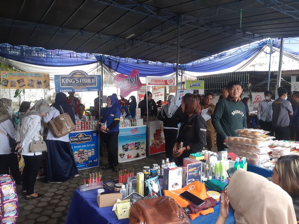 Pasar murah yang digelar di Kantor Kelurahan 9 Ilir, Kecamatan Ilir Timur III, Palembang, Sumatera Selatan, Senin (27/3/2023). Pasar murah ini dinilai kurang diakses masyarakat karena selisih harganya dengan harga di pasar hanya Rp 1.000 per produk.