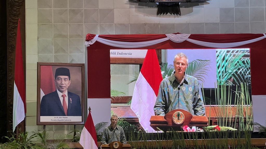 Menteri Negara untuk Asia, Energi, Iklim, dan Lingkungan Hidup Inggris Lord Goldsmith saat menyampaikan  sambutan di Kantor Kementerian Lingkungan Hidup dan Kehutanan di Jakarta, Sabtu (22/10/2022).