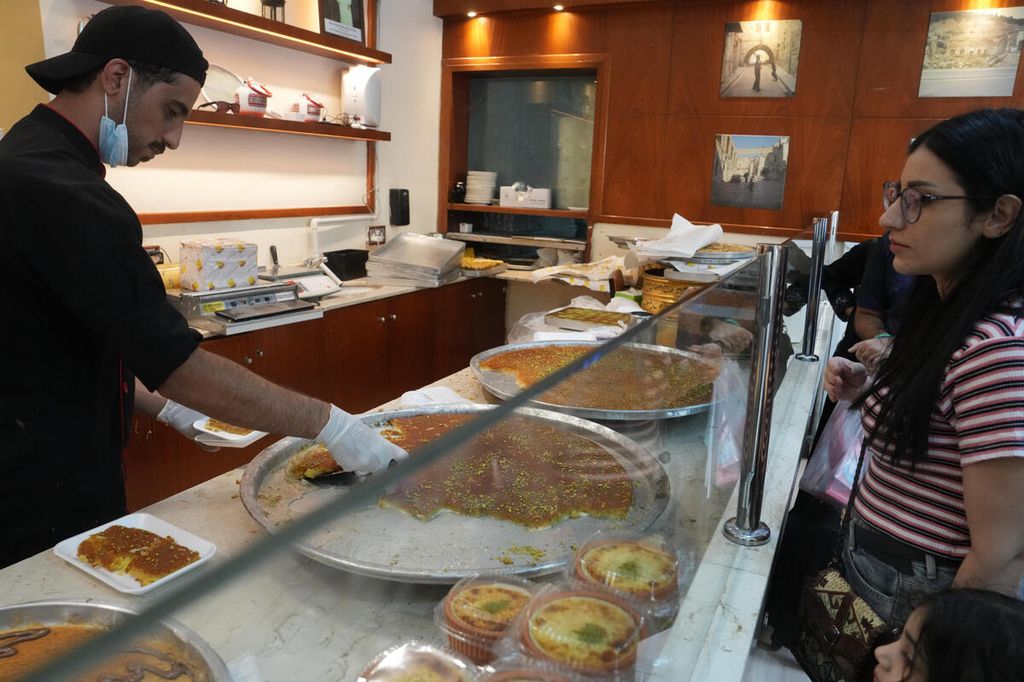  Kedai Al Akher Sweets di Souq Waqif, Doha, Qatar pada bulan Desember 2022 lalu, 