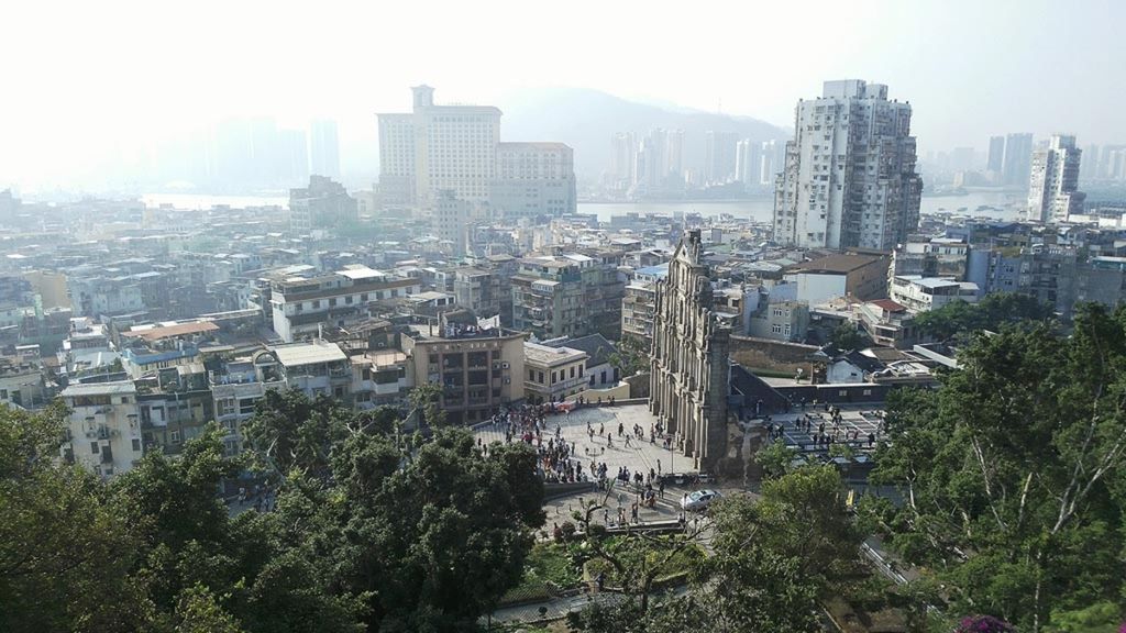 Pemandangan pusat kota Makau, termasuk bangunan tersisa dari Gereja Santo Paulus, dilihat dari kompleks Museum Makau, di Makau, China. Foto diambil pada 8 Desember 2017.  (Kompas/Sri Rejeki)