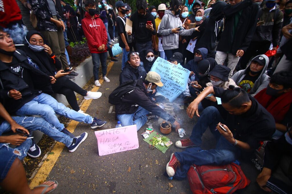 Sejumlah mahasiswa menggelar aksi menyerupai dukun santet saat demo menolak pengesahan UU Cipta Kerja di Banyuwangi, Jawa Timur, Senin (12/10/2020). Pendemo mendesak agar RUU Cipta Kerja yang disetujui DPR tidak disahkan menjadi UU.