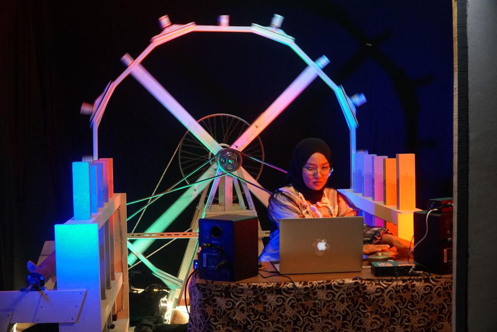Komposer Rani Jambak menampilkan karya musik Kincia Aia: Malenong (M)ASO di Rumah Gagas, Nagari Lasi, Kecamatan Candung, Agam, Sumatera Barat, Jumat (22/7/2022) malam. Karya musik eksperimental itu terinspirasi dari teknologi<i> kincia aia</i> atau kincir air Minangkabau yang setidaknya sudah ada sejak 204 tahun silam.
