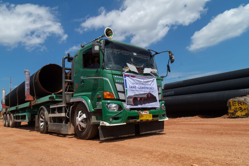 Sebuah truk memuat pipa baja produksi PT Dwi Sumber Arca Waja, Batam, Kepulauan Riau, Kamis (24/11/2022). 