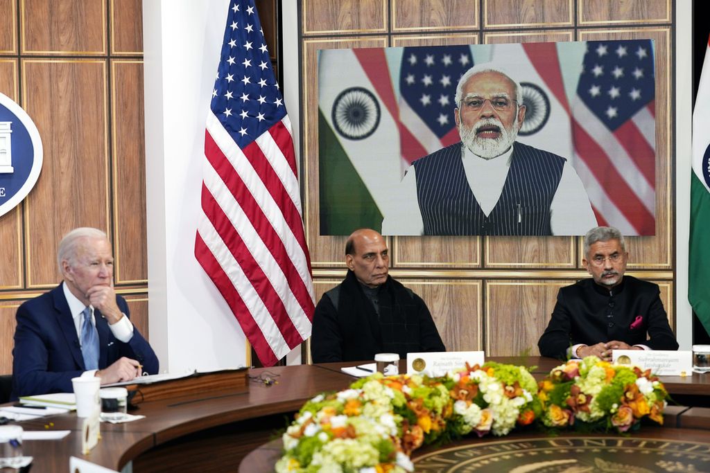 Presiden AS Joe Biden mengadakan pertemuan secara virtual dengan PM India Narendra Modi di Gedung Putih, Washington DC, AS, Senin (11/4/2022). Di sebelah kanan Biden, Menteri Pertahanan India Rajnath Singh (tengah) dan Menteri Luar Negeri India Subrahmanyam Jaishankar.