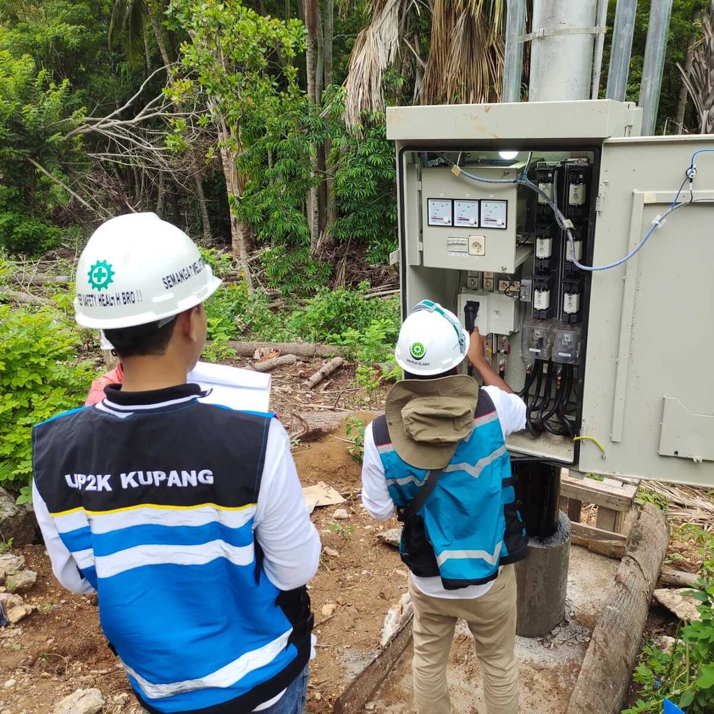 Petugas PLN NTT memeriksa sebuah gardu di Kecamatan Fatuleu Kabupaten Kupang yang akan mengalirkan listrik menuju salah satu desa terpencil di wilayah itu.