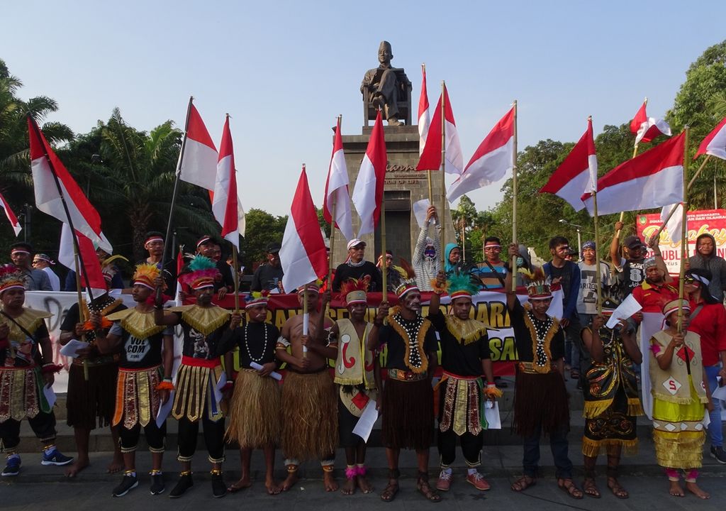 Sejumlah warga asal Papua yang tinggal di Solo dan daerah sekitarnya mengajak semua pihak menjaga kedamaian di Papua dalam aksi Aliansi Masyarakat Peduli Papua di Solo, Jawa Tengah, Solo, Jawa Tengah, Senin (2/9/2019).