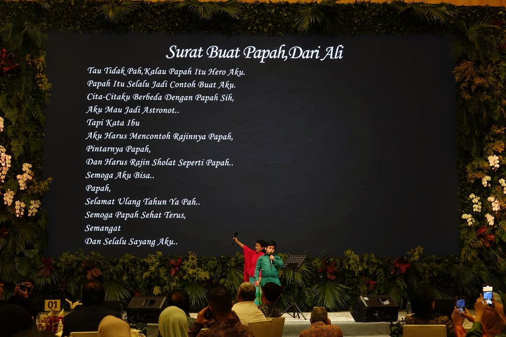 Persembahan para cucu di acara syukuran 80 tahun Jusuf Kalla sekaligus peluncuran buku <i>Jusuf Kalla di Balik Beragam Isu</i> di Gedung Tribrata, Jakarta Selatan, Rabu (25/5/2022).