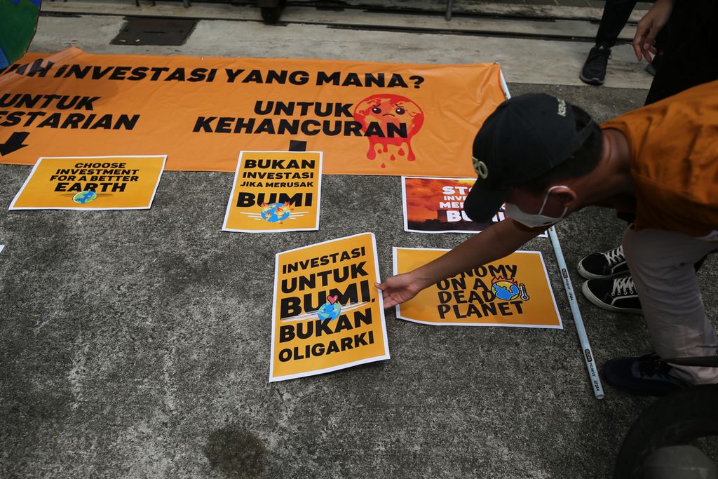 Aktivis dari sejumlah LSM lingkungan menggelar aksi damai dalam rangka memperingati hari bumi di depan gedung Investasi/BKPM, Jakarta, Jumat (22/4/2022). Dalam aksinya mereka menuntut pemerintah untuk lebih serius dalam memilih investasi yang baik untuk kelestsrian bumi.