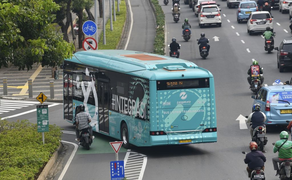 Bus listrik Transjakarta melintas di Jalan Sudirman, Jakarta, Selasa (14/6/2022). 