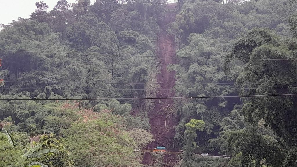 Tebing setinggi lebih dari 150 meter di Desa Sukomulyo, Kecamatan Pujon, Kabupaten Malang, Jawa Timur, longsor pada Senin (27/2/2023) malam. Akibatnya arus kendaraan yang melintas terganggu.