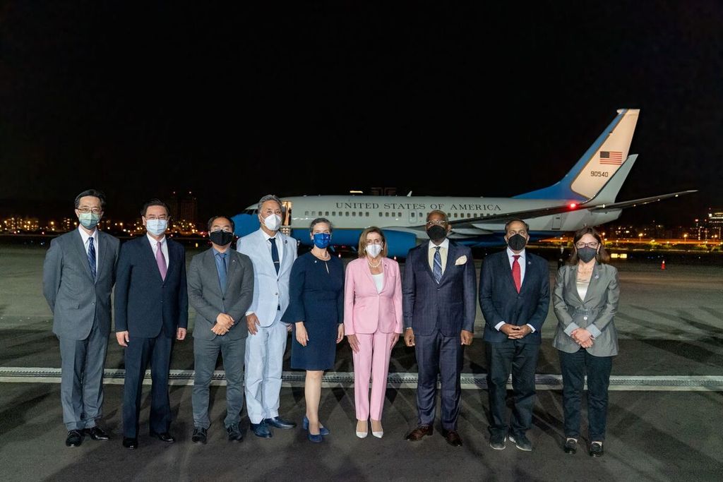 Ketua DPR Amerika Serikat Nancy Pelosi (empat dari kanan) tiba di Bandara Sungshan, Taipei, pada Selasa (2/8/2022). Lawatan Pelosi ke Taiwan membuat hubungan AS-China semakin memanas.