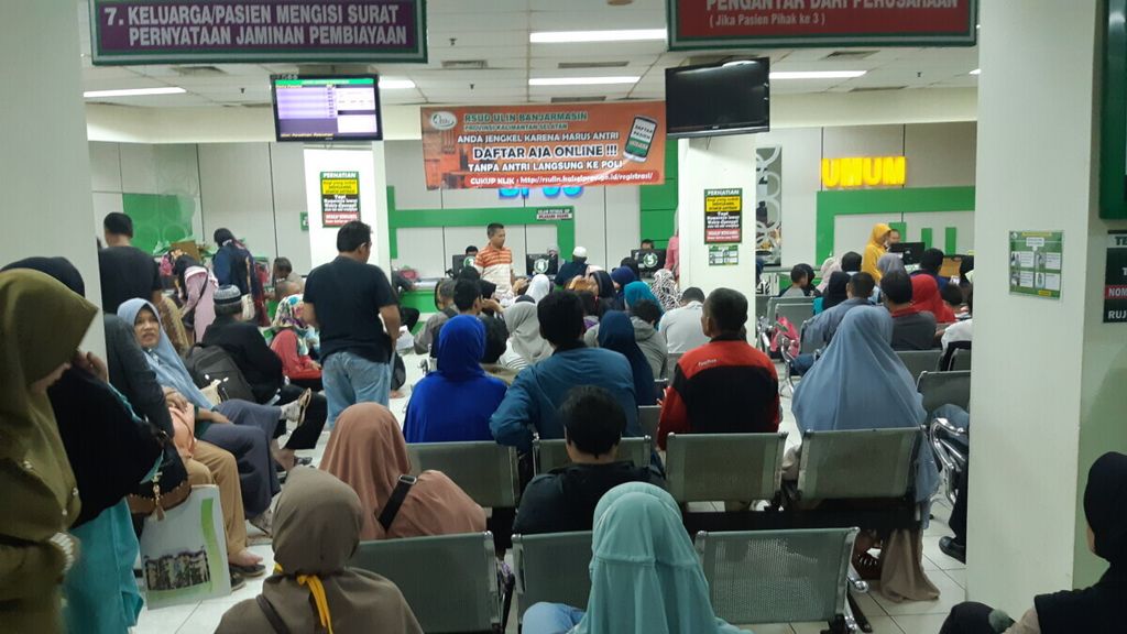 Warga antre untuk mendapatkan pelayanan kesehatan di RSUD Ulin, Banjarmasin, Kalimantan Selatan, Kamis (7/2/2019). Sekitar 70 persen pasien yang berobat di RSUD Ulin adalah pasien Jaminan Kesehatan Nasional-Kartu Indonesia Sehat.