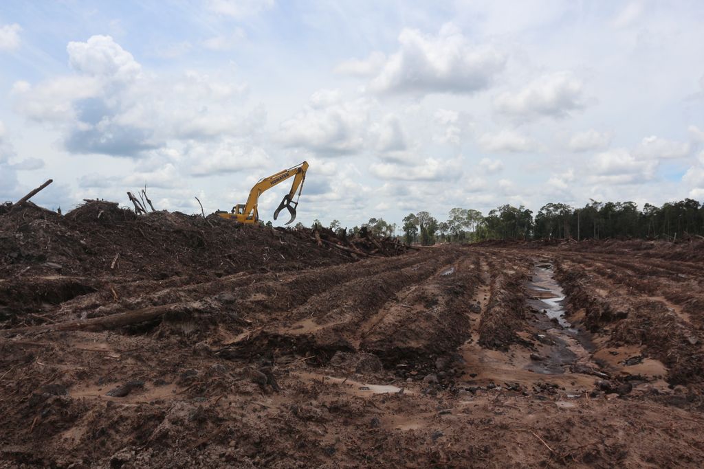 Sebuah alat berat membersihkan kayu-kayu untuk menyiapkan lahan penanaman komoditas singkong di Kabupaten Gunung Mas, Kalimantan Tengah, Sabtu (6/3/2021). Singkong menjadi salah satu komoditas dalam program nasional cadangan logistik.